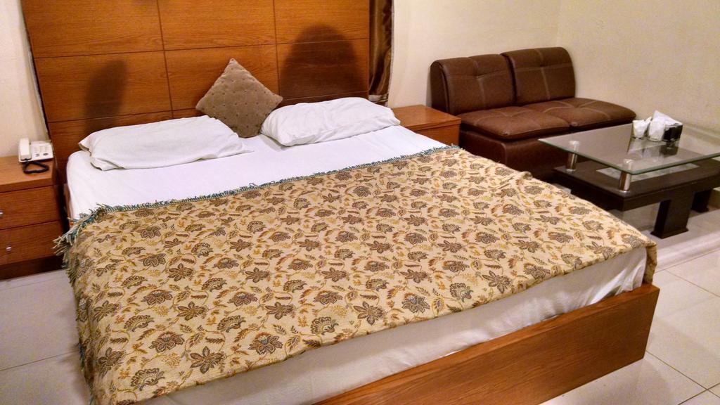 Embassy Lodge Karacsi Kültér fotó